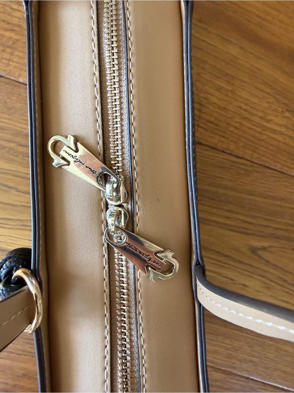 True Religion Shoulder Bag. - Picture 4 of 10